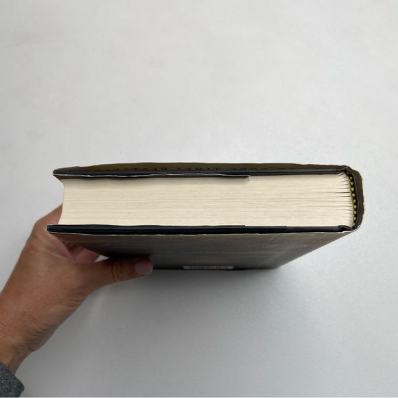 LAURA HILLENBRAND Hardcover UNBROKEN - Picture 3 of 9